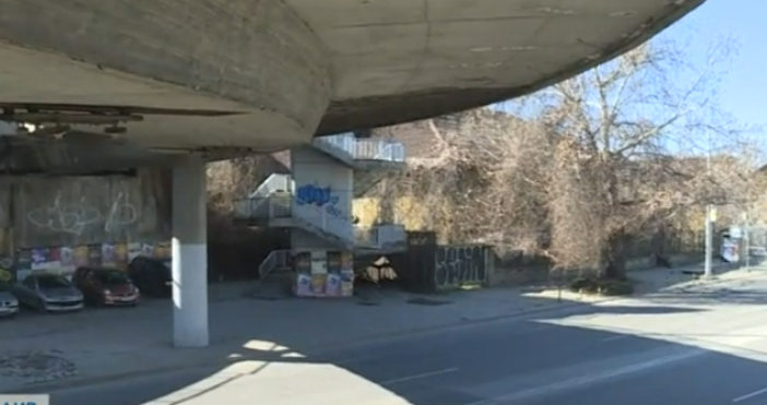 Корозирали метални елементи и ронещ се бетон под някои от