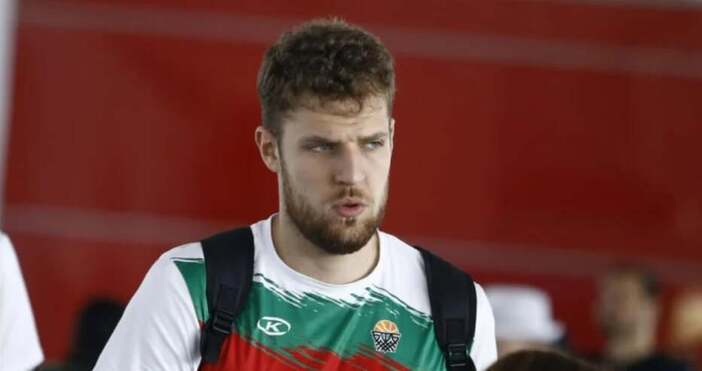 Националът Александър Везенков и неговият клубен отбор Олимпиакос спечелиха домакинството