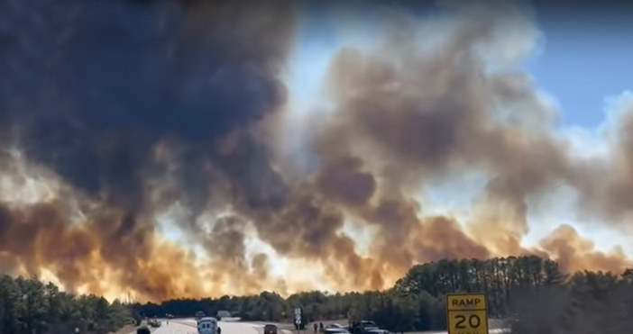 Бързо разпространяващи се горски пожари подхранвани от силните ветрове обхванаха