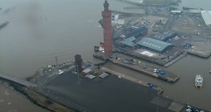 Необичайно е че танкерът Стина пълен с авиационно гориво е