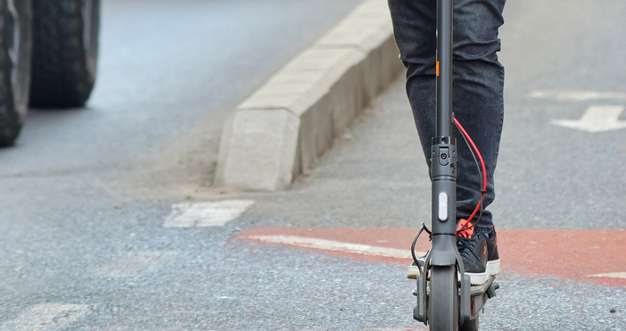 Водач на електрическа тротинетка е в болница след произшествие настъпило