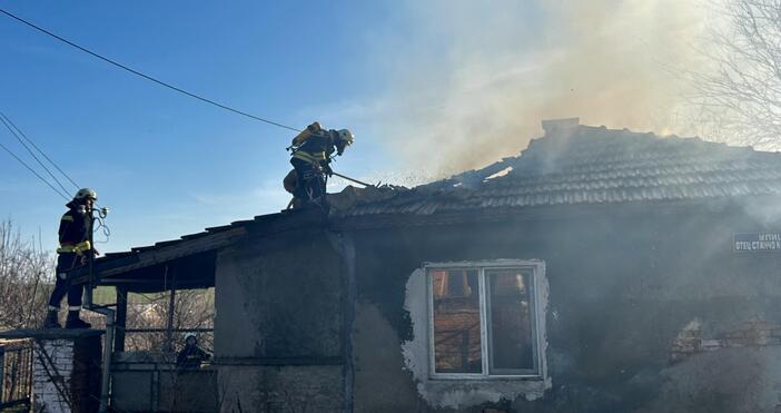 Снимки: Къща изгоря на улица Отец Станчо Кожухаров в покрайнините