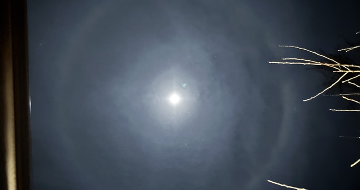 Най вероятно става  въпрос за Лунно хало Лунните дъги се образуват досущ