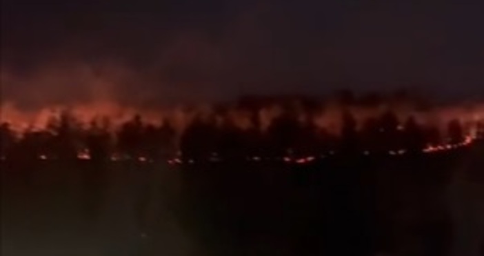 Голям пожар е пламнал край пътя Варна София близо до