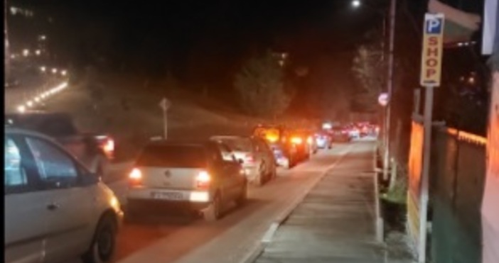 Суматоха на улица Боян Бъчваров на Кабакум край Варна Има задръстване