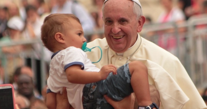 Папа Франциск е получил окуражаващи новини от лекарите си че