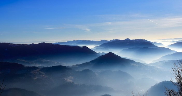Продължава издирването на пилота на малък самолет който вчера се