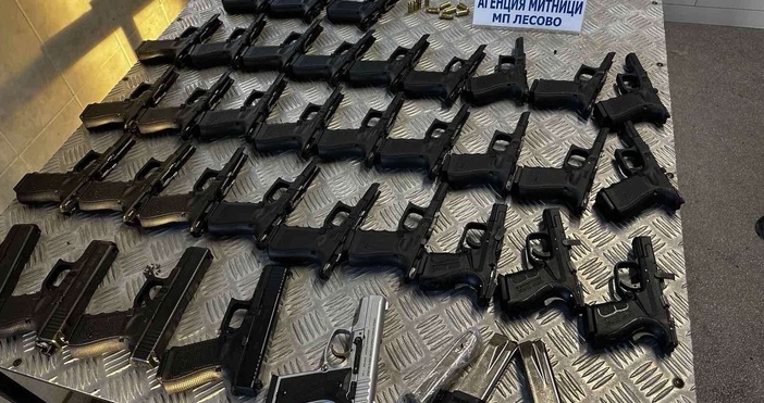 35 пистолета част от които неокомплектовани както и патрони и