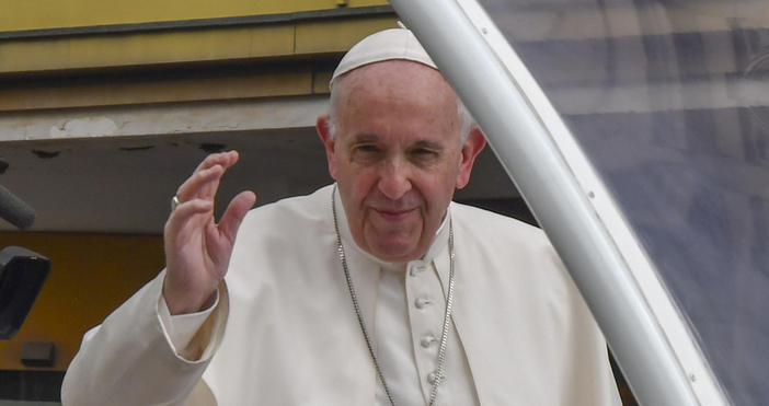 Папа Франциск е в стабилно състояние като преглед с рентген е потвърдил