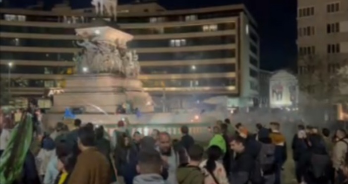 Той беше освиркан от множеството и обявен за провокаторЗадържаха мъж