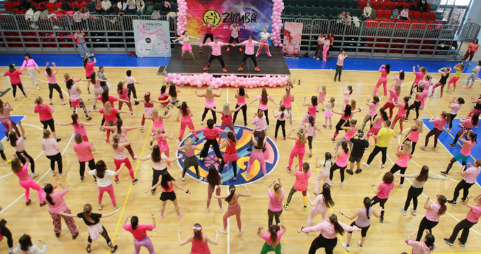 Над 1000 души танцуваха облечени във всички нюанси на розовото