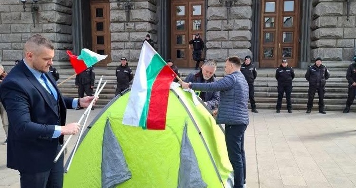 прави палатков лагер пред сградата на Народното събрание в триъгълника