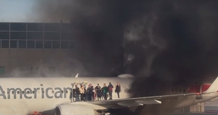 Дванайсет души бяха приети в болница след като самолет на