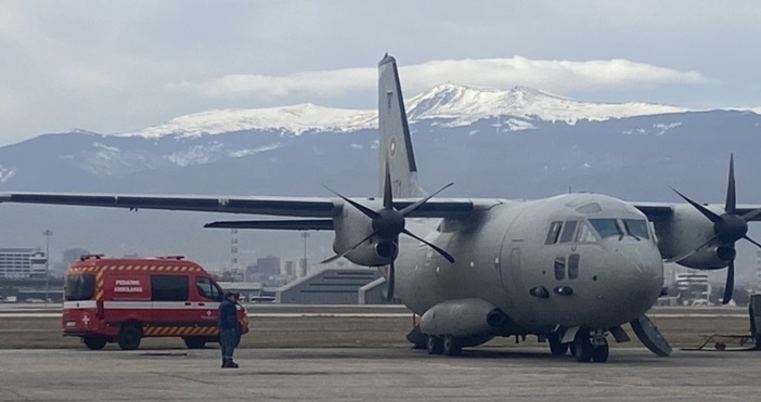 Военнослужещи със самолет C 27J Spartan от състава на 16 а авиационна