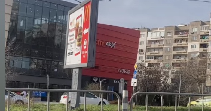 Голям билборд пред Делта мол във Варна се гъне от
