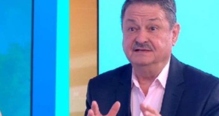 Баба Марта е скрила и в горното и долното джобче