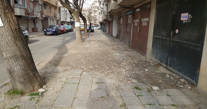 Асфалтирана улица разбит тротоар Такъв феномен може да се види на