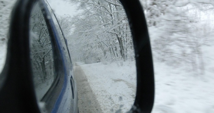 Сняг вали от тази сутрин на прохода Петрохан в Стара