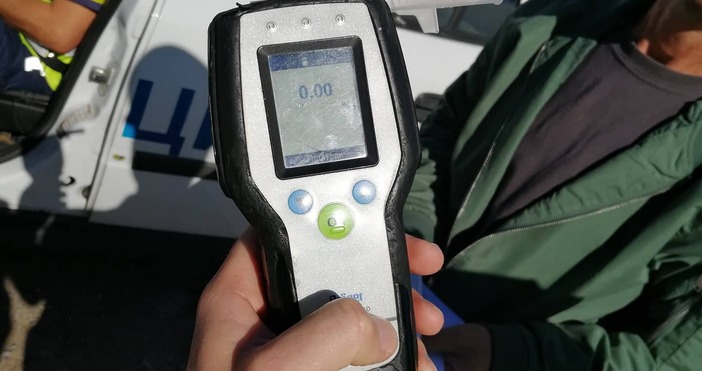 Вчера около 21 50 часа служителите на сектор Пътна полиция спрели