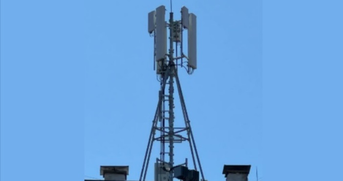 Новата мачта на мобилните оператори в центъра на Самоков пише