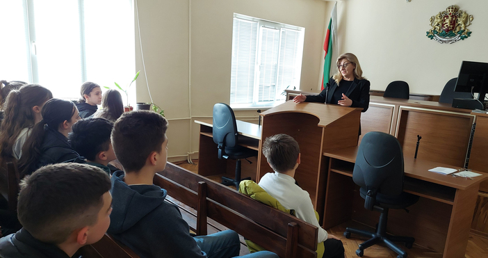 Снимки ВРССедмокласници от варненското ОУ Йордан Йовков заедно с класния