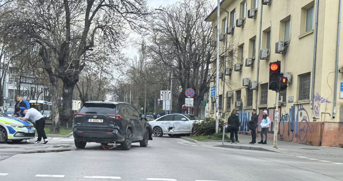 Заради неспазване на пътните знаци две моторни превозни средства се