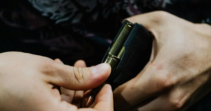 Куршум от полицейски пистолет се заби в офис в София Служителят е бил в