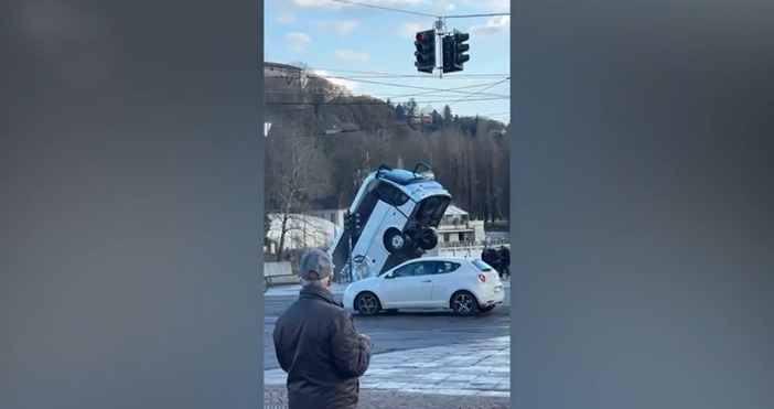 Кадри bTVВидеокадри показват ужасяващия момент когато туристически автобус падна в