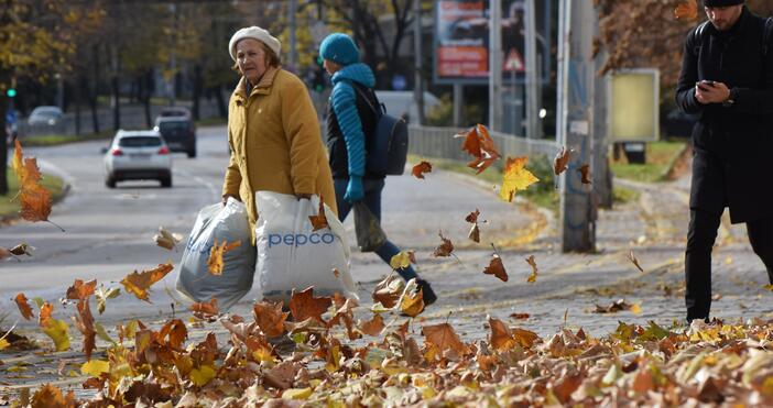 Заради продължаващите силни пориви на вятъра, които достигат до 16