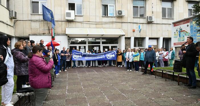 Снимки: Работещите в УМБАЛ Царица Йоанна-ИСУЛ излязоха днес на протест