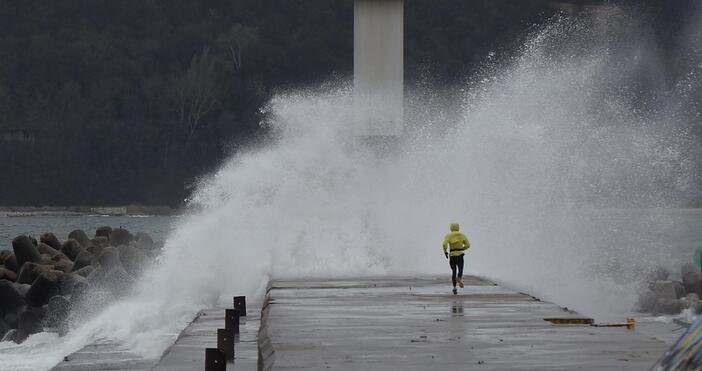 Снимки: Силен вятър и вълнение от 4 бала в морето