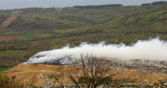 Пожар е избухнал около 6 ч тази сутрин на сметището