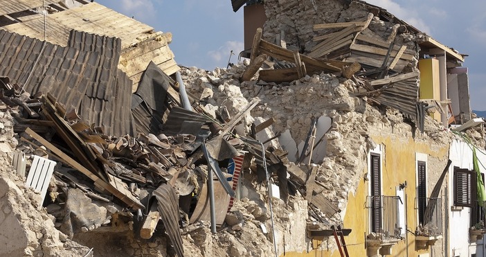 Между 10 000 и 100 000 души може да достигне