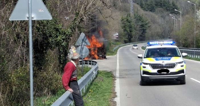 За горящ камион за боклук на пътя Варна Златни