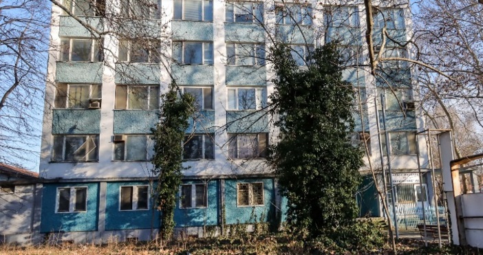 Останките на една от емблемите на соца в Пловдив –