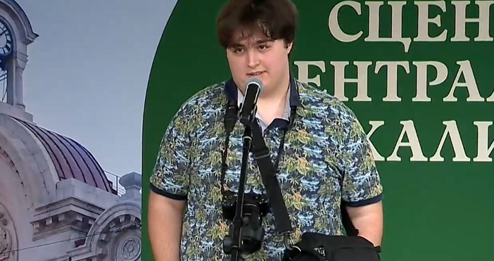 Един млад фотограф с аутизъм откри във вторник своята първа фотоизложба