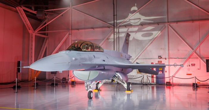 Първият изтребител F 16 блок 70 трябва да кацне в България