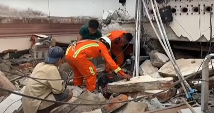 Пет дни след опустошителното земетресение в Мианмар мъж беше изваден