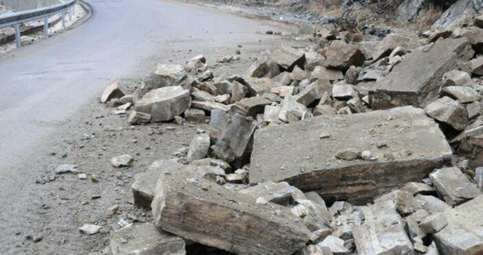 Дъждовете които валят от няколко дни активизираха свлачища и падащи