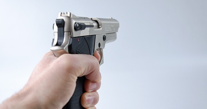 48 годишен мъж стреля с пистолет след скандал в София съобщиха