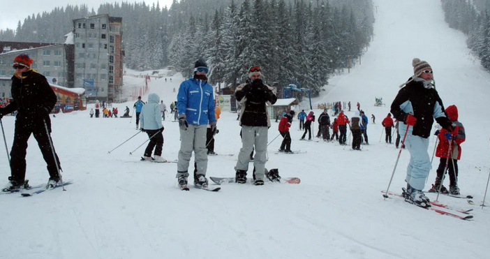 За любителите на ски зимният сезон продължава в наш курорт По пистите