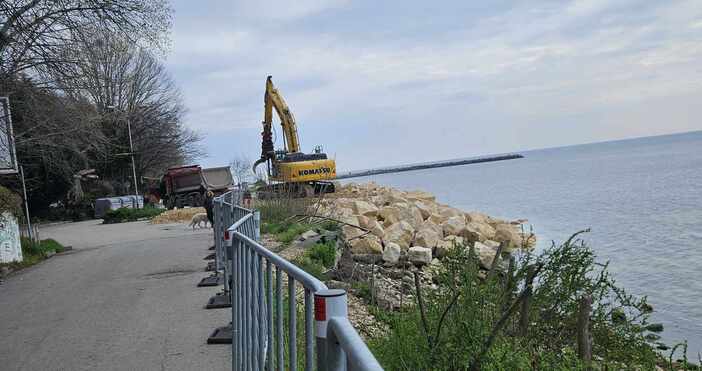 Укрепват срутването на Крайбрежната алея до Рибарския плаж във Варна С
