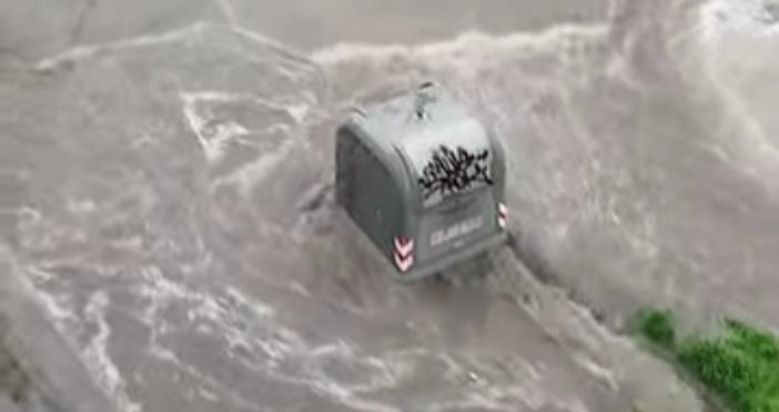 Проливен дъжд и градушка удариха Варна следобед Ето какво разказа очевидка От