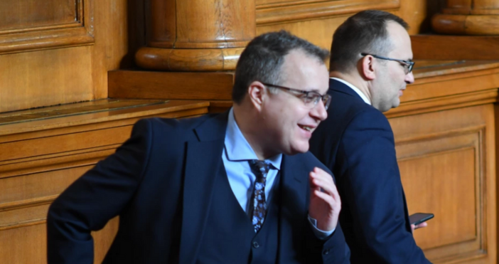 Стоян Александров Михалев е български поп изпълнител композитор и китарист  Михалев е роден на