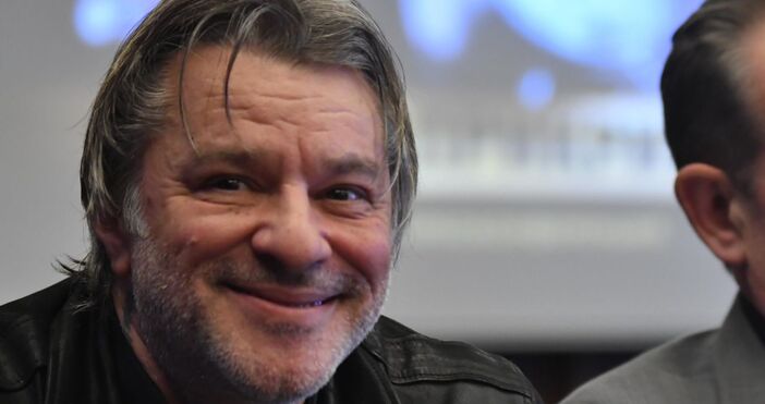 Мариан Вълев е роден на 11 април 1969 г във Варна Завършва