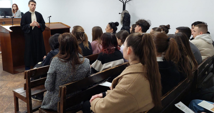 Дванадесетокласници от профилираната програма История и Философия на V ЕГ