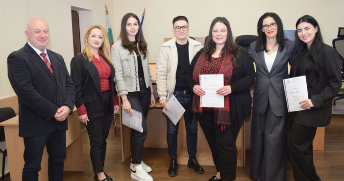 Петима бъдещи юристи избраха Окръжния съд във Варна за да