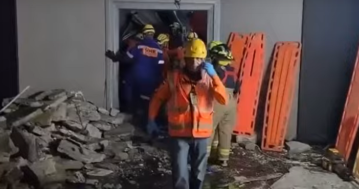 Най малко 218 станаха жертвите при рухването на покрив на нощен