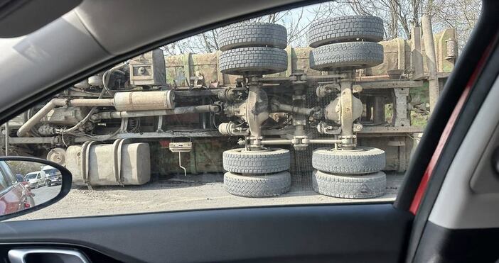 Камион се преобърна на ул Девня във Варна тази сутрин