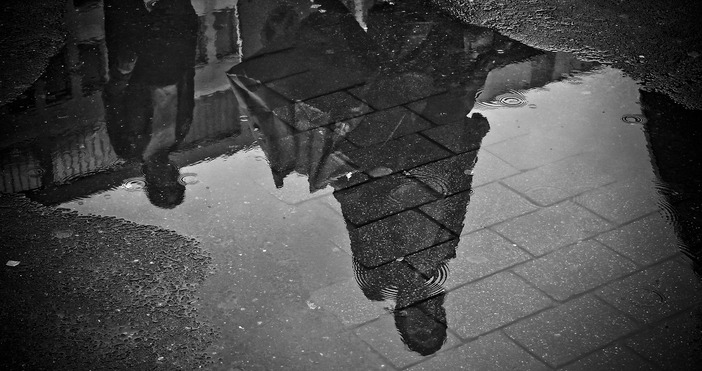 През нощта валежите ще спират и облачността временно ще се